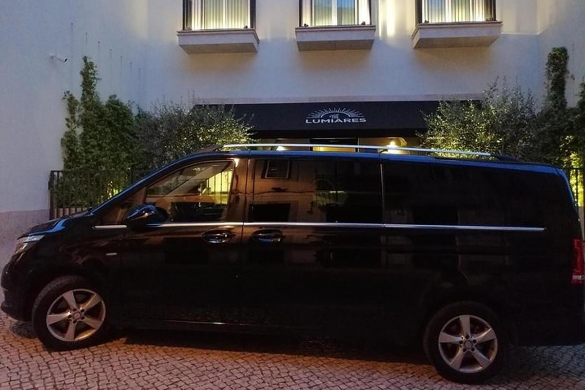 o dubă neagră parcată în fața unei clădiri