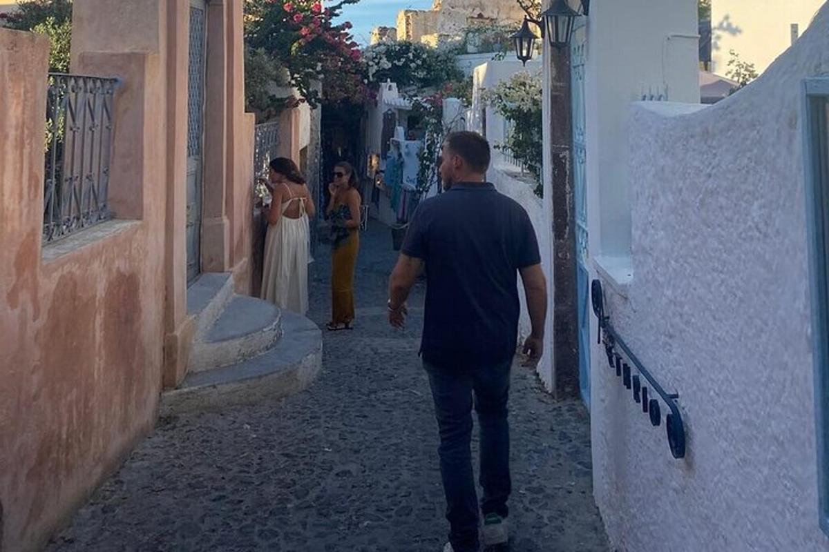 Un hombre caminando por un callejón estrecho con una mujer
