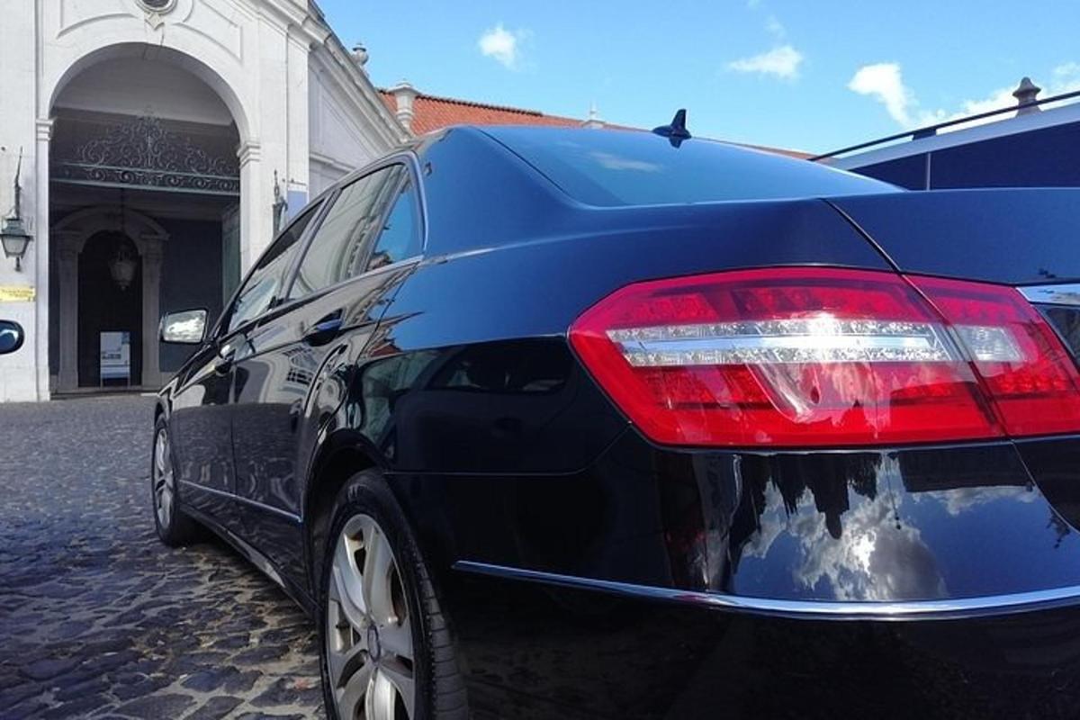 must auto pargitud hoone ette