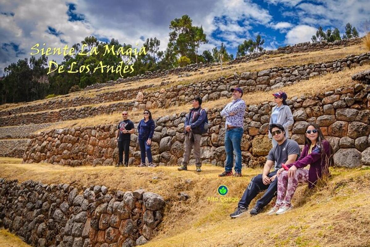 um grupo de pessoas em pé em frente a um muro de pedra