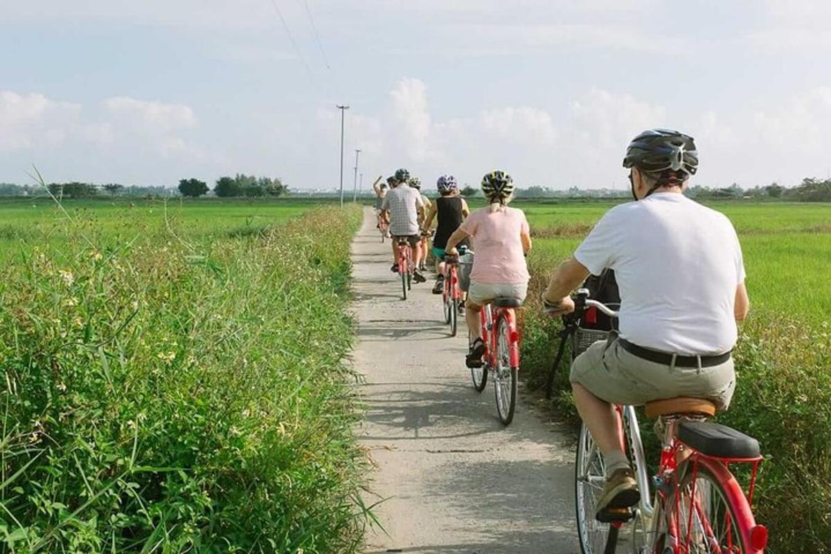 un grup de oameni care merg cu bicicleta pe o potecă