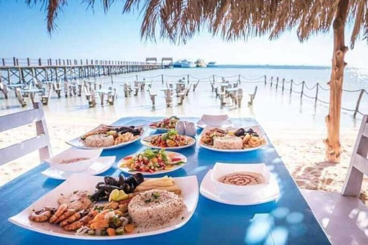un tavolo con piatti di cibo sulla spiaggia