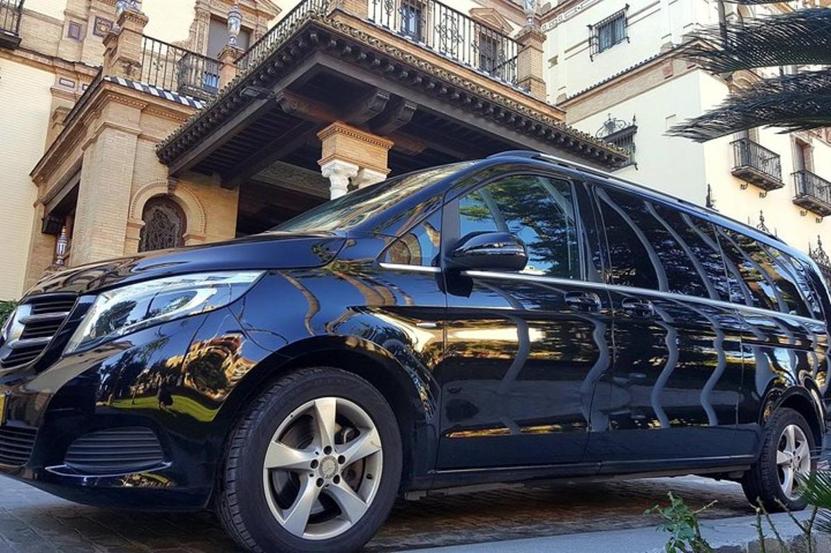 ein schwarzes Auto, das vor einem Gebäude geparkt ist