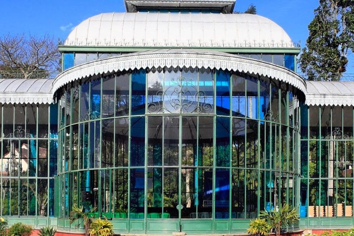 un gran edifici amb molt de vidre