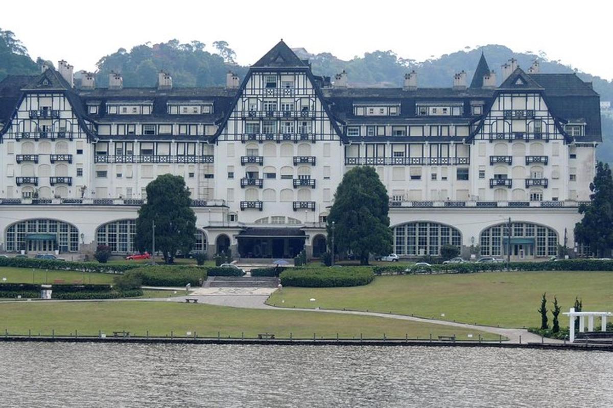 un gran edifici blanc al costat d'una massa d'aigua