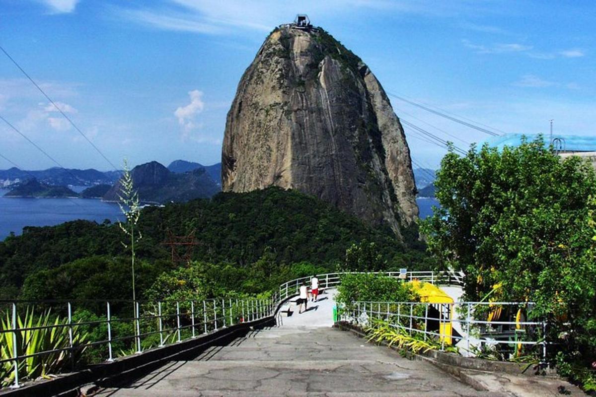pemandangan batu dengan gunung di latar belakang