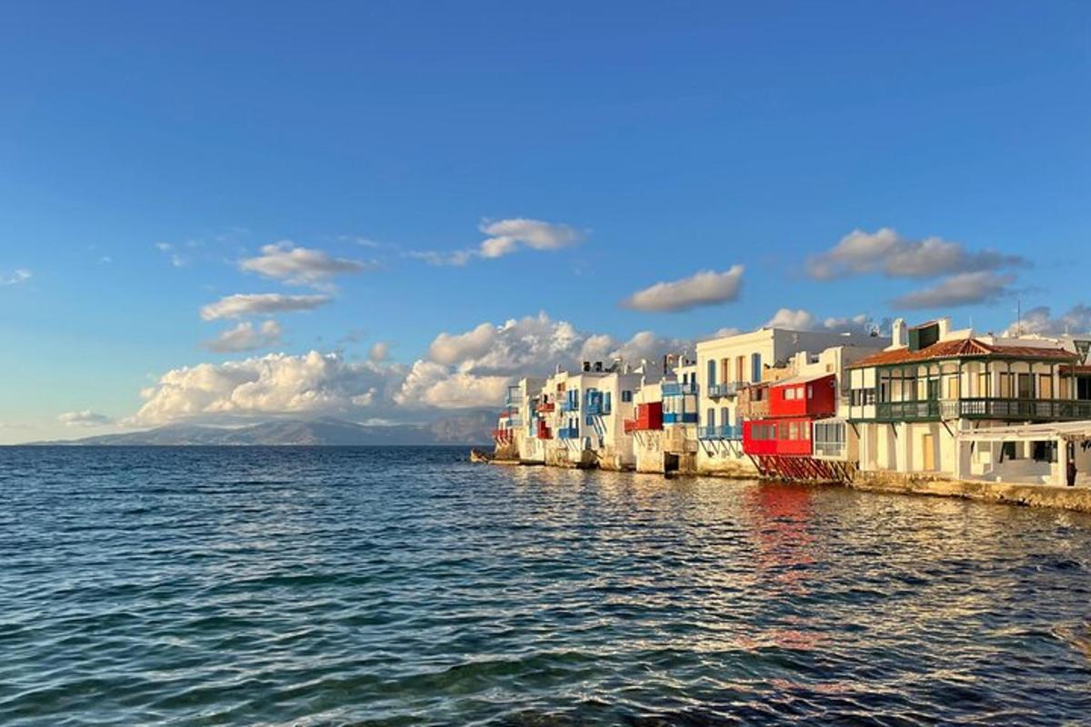 μια σειρά από σπίτια στην όχθη ενός υδάτινου σώματος