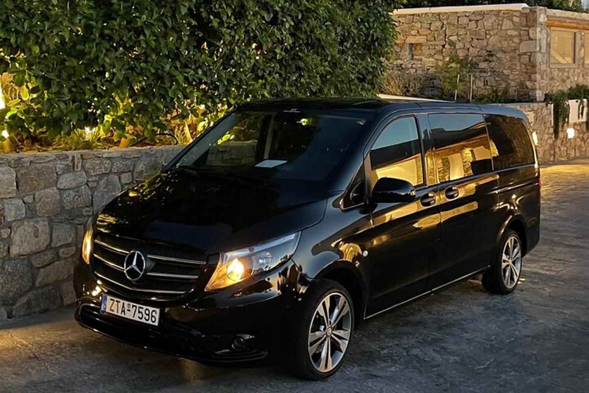 must auto pargitud kivimüüri kõrvale