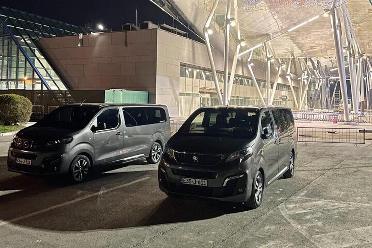 dos cotxes aparcats un al costat de l'altre en un aparcament