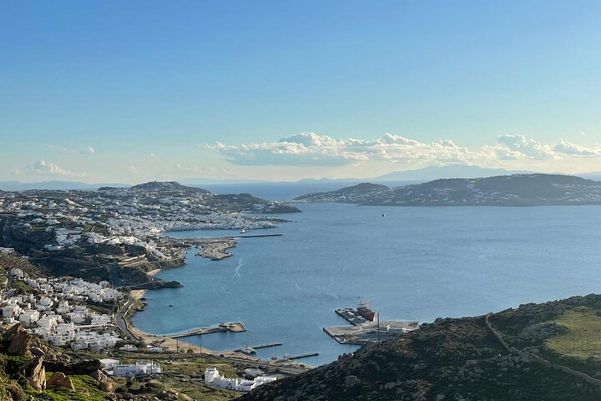 θέα σε ένα μεγάλο υδάτινο σώμα με βουνά