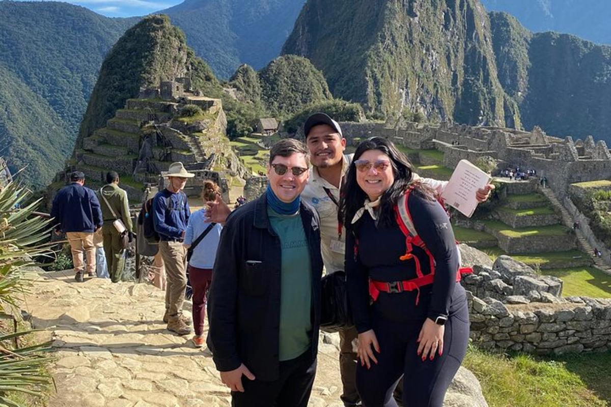un gruppo di persone in piedi presso le rovine inca