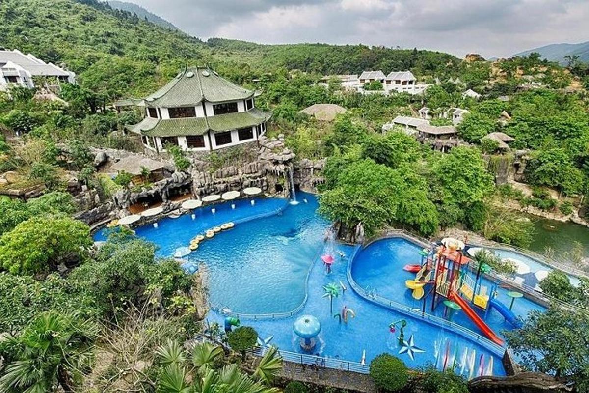 bir tatil köyündeki büyük bir havuzun havadan görünümü