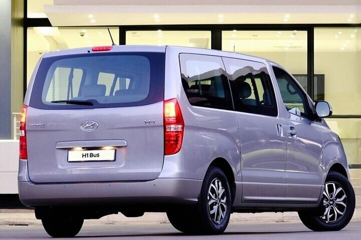 en sølvfarget minivan parkert på en parkeringsplass