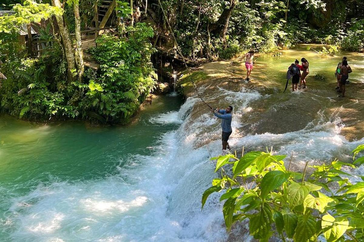 un gruppo di persone che pescano in un fiume