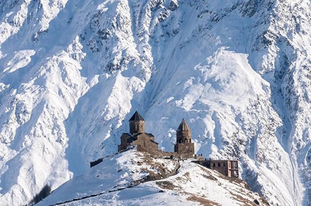eine Burg auf einem schneebedeckten Berg