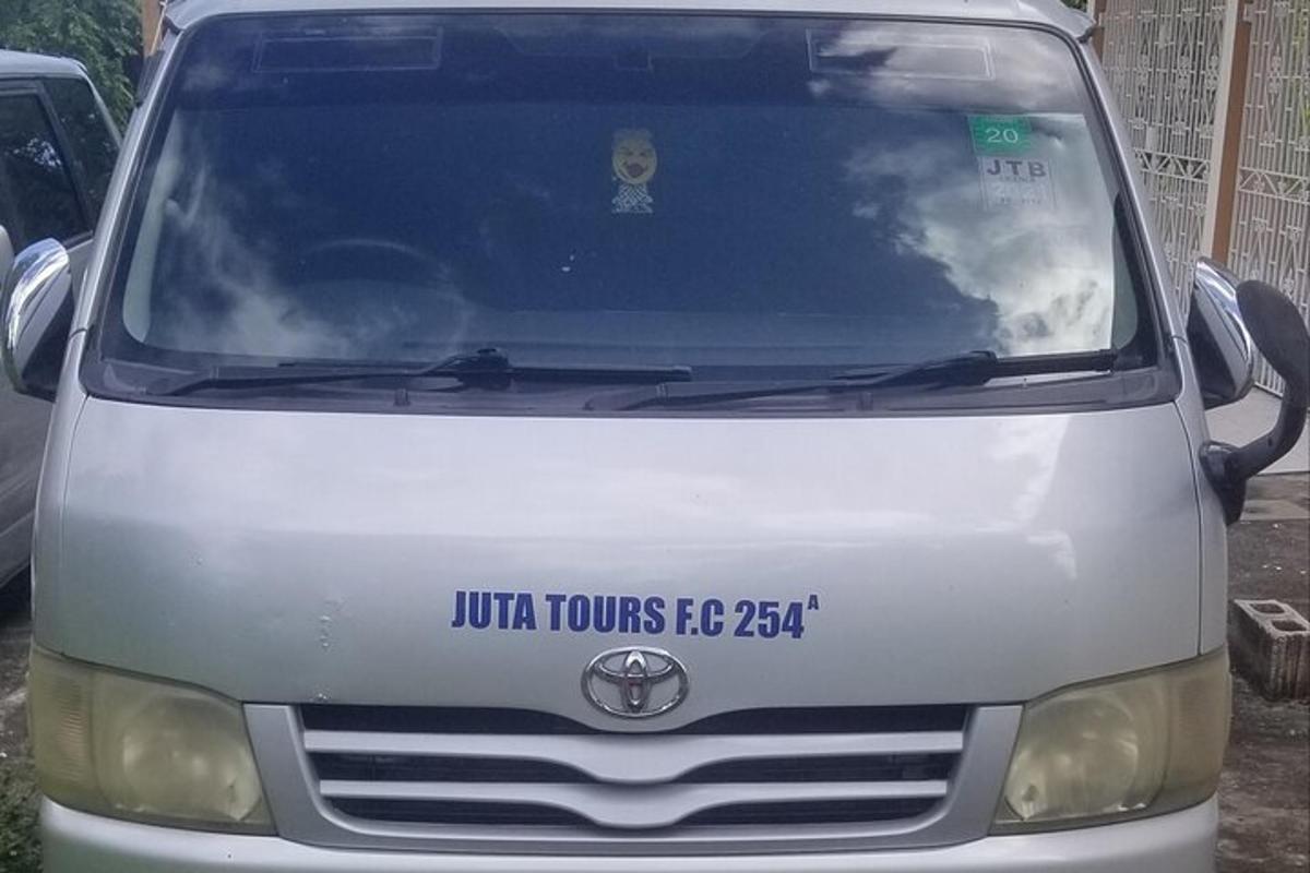 uma van branca estacionada em um estacionamento