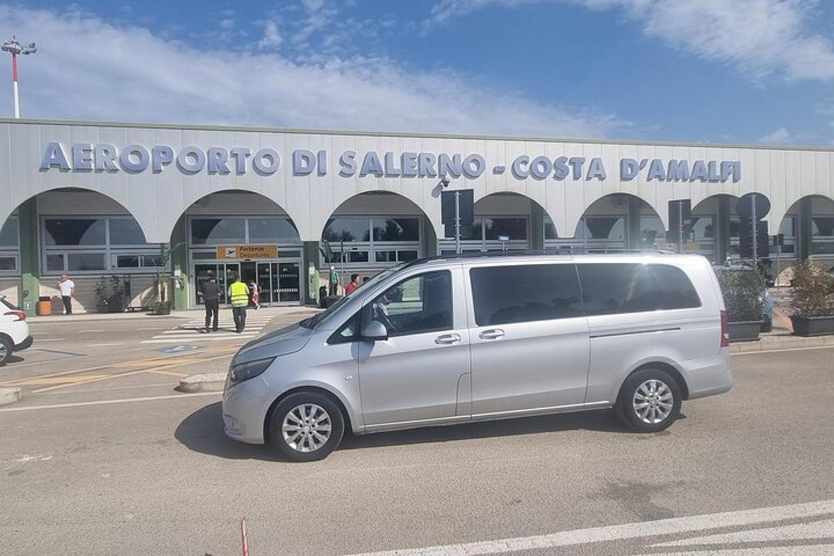furgonetka zaparkowana na parkingu przed budynkiem