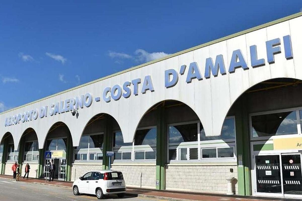 un'auto bianca parcheggiata davanti a un edificio