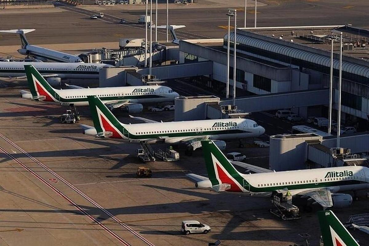 un gruppo di aerei parcheggiati in un aeroporto