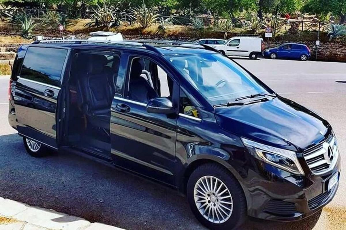 sebuah van hitam diparkir di tempat parkir dengan pintunya terbuka
