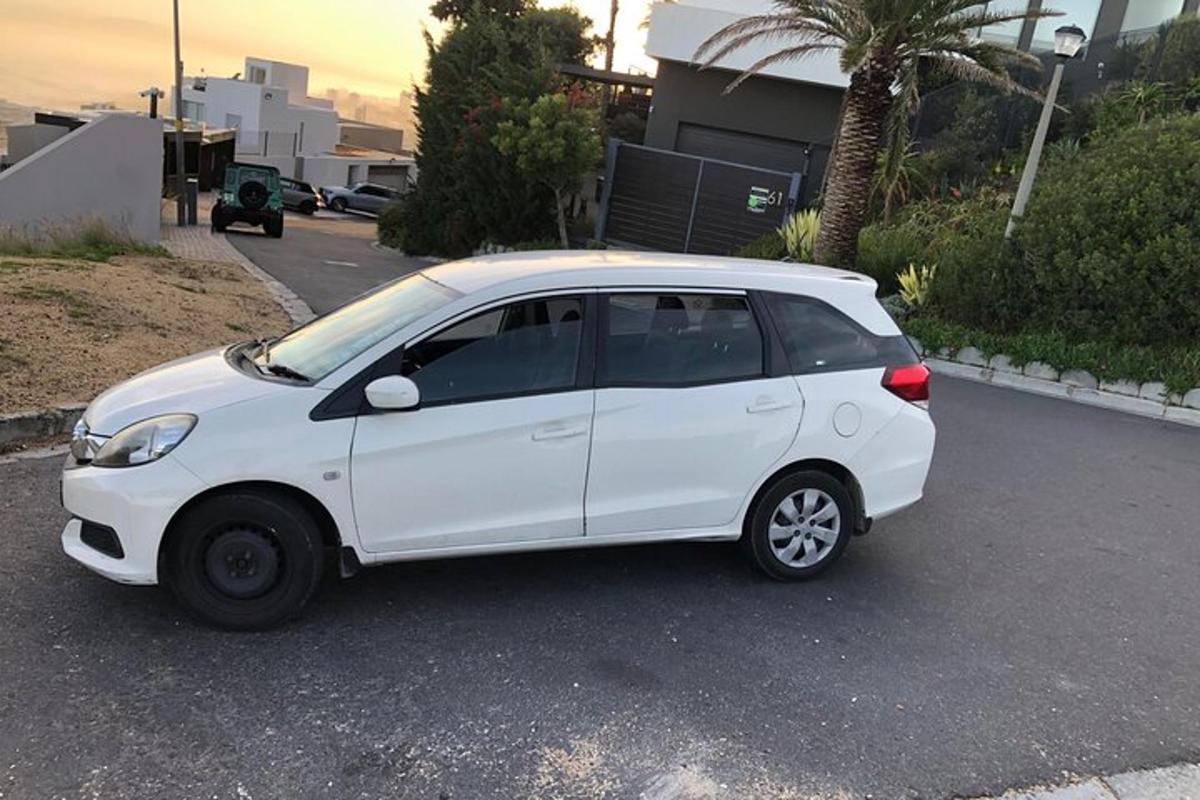 ein weißes Auto auf einem Parkplatz geparkt