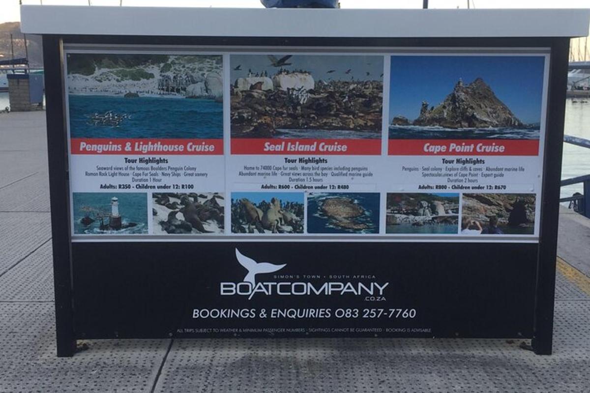 ein Schild für eine Bushaltestelle mit einem Plakat darauf