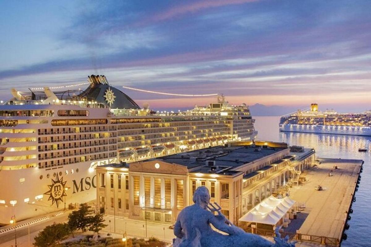 ένα κρουαζιερόπλοιο αγκυροβολημένο δίπλα σε ένα μεγάλο κτίριο