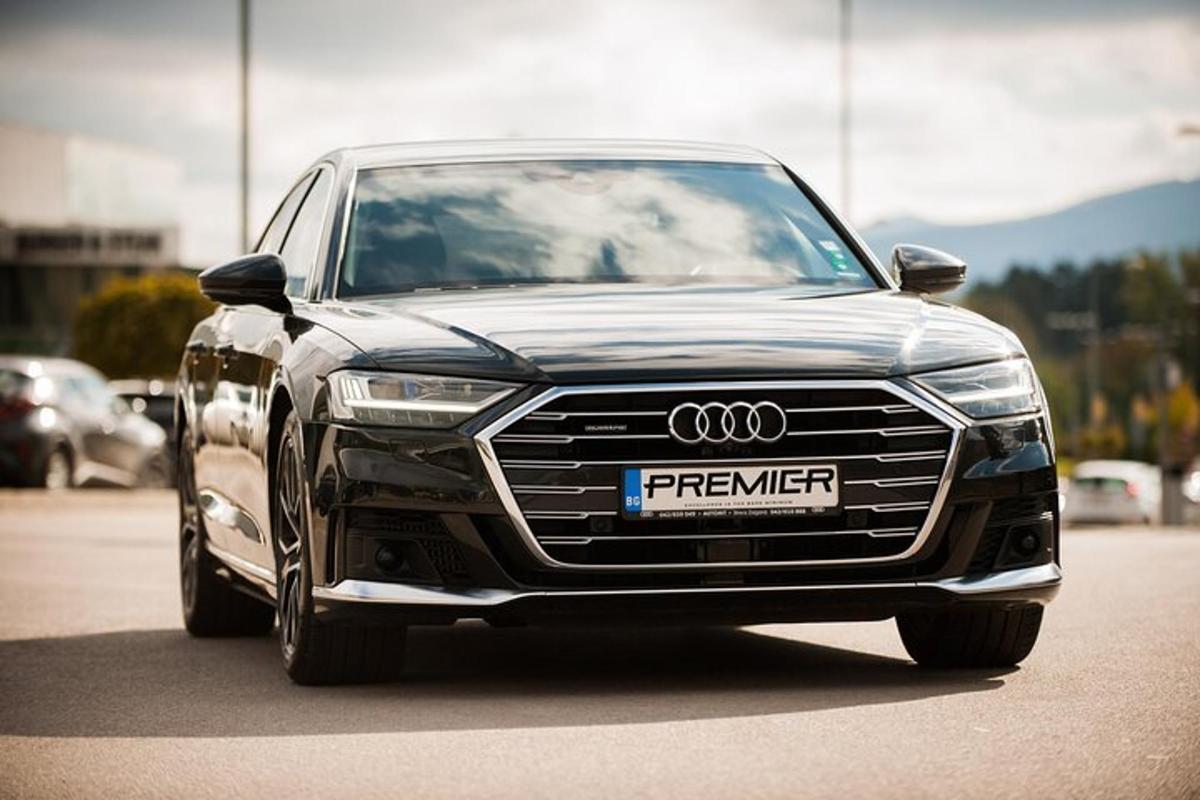 un'auto Audi nera parcheggiata in un parcheggio
