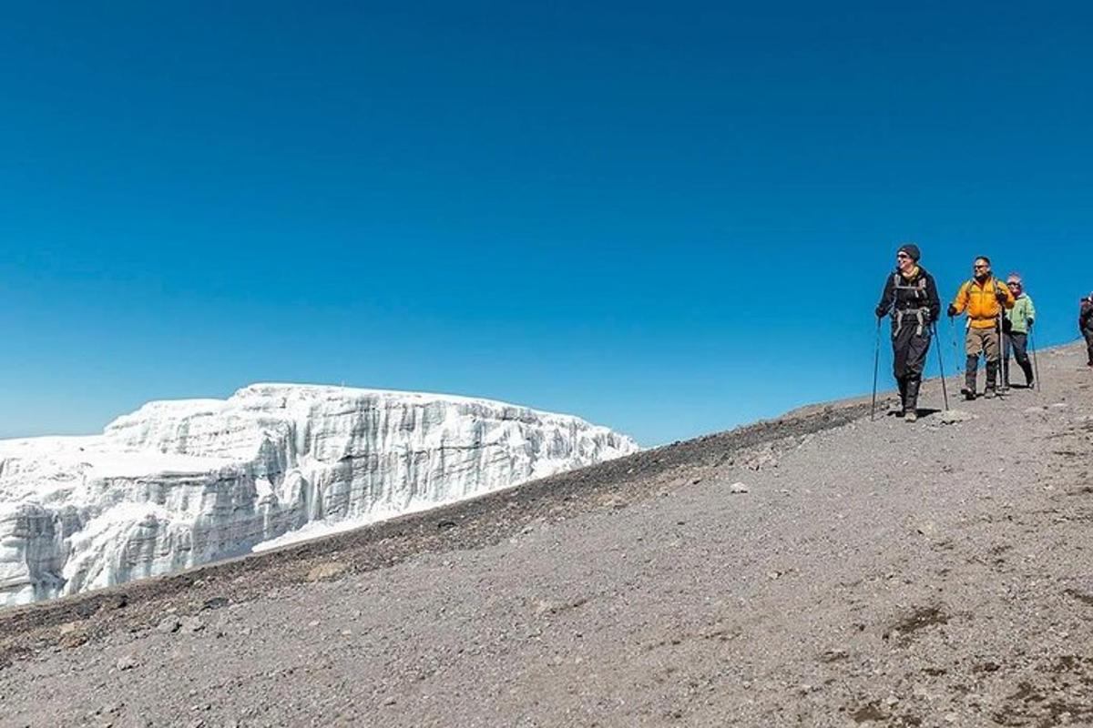 Un grupo de personas montando en bicicleta en una montaña.