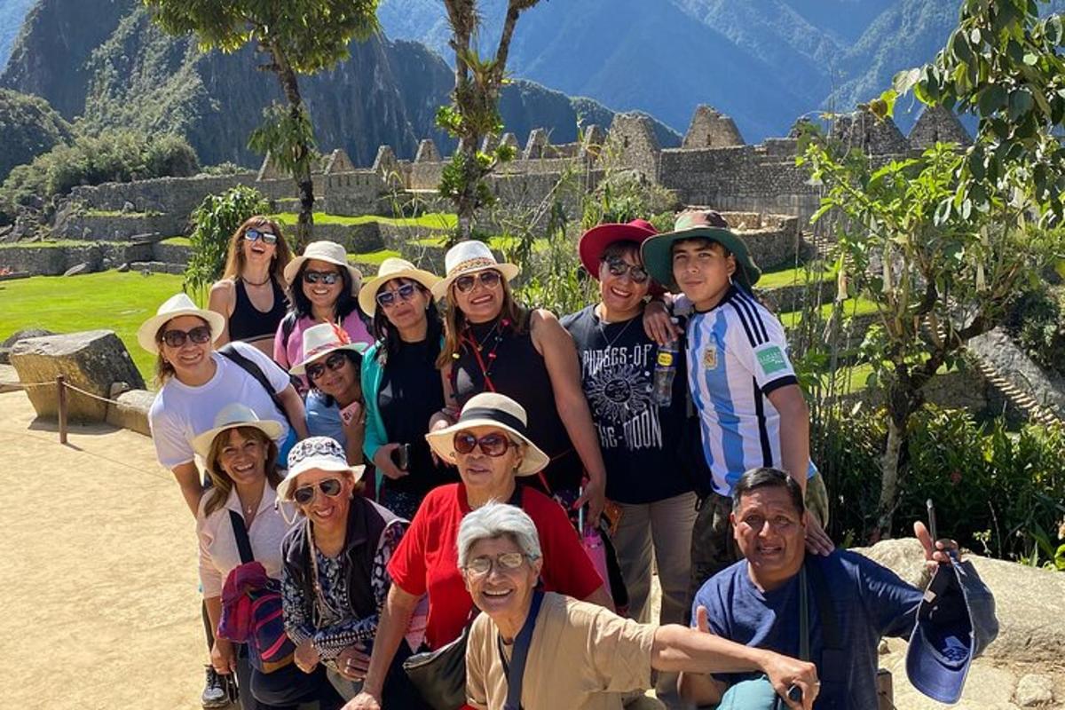 um grupo de pessoas posando para uma foto em machu picchu