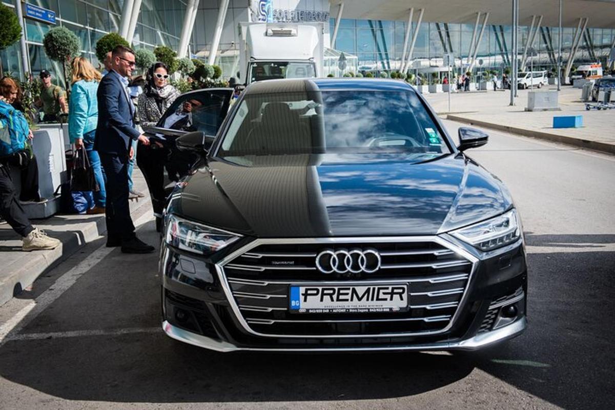 một chiếc xe audi màu đen đỗ trong bãi đậu xe