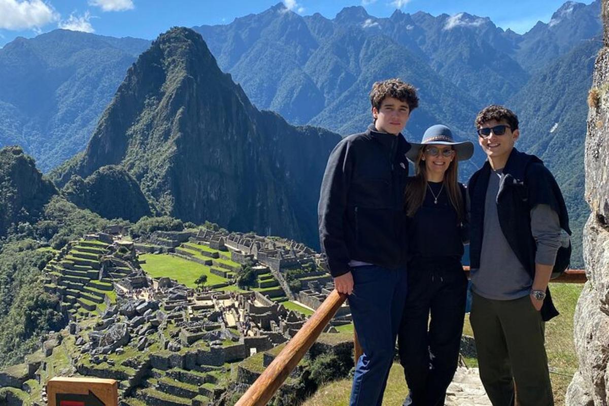 um grupo de pessoas em pé no topo de uma montanha
