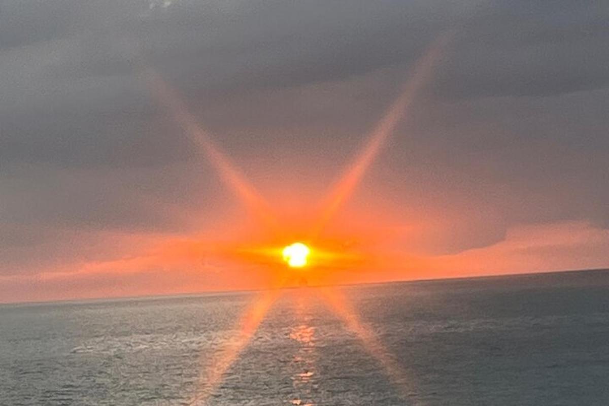 海上日落，太阳高悬