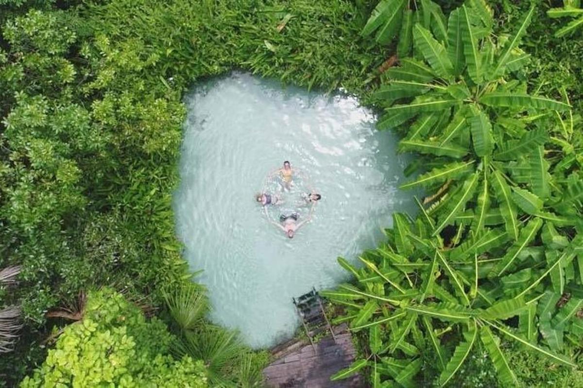 Una vista aérea de una persona en un charco de agua.