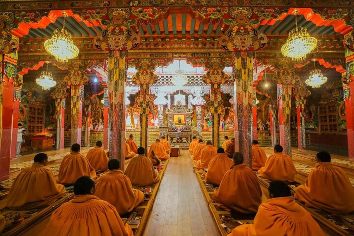 กลุ่มพระสงฆ์นั่งอยู่ในวัด
