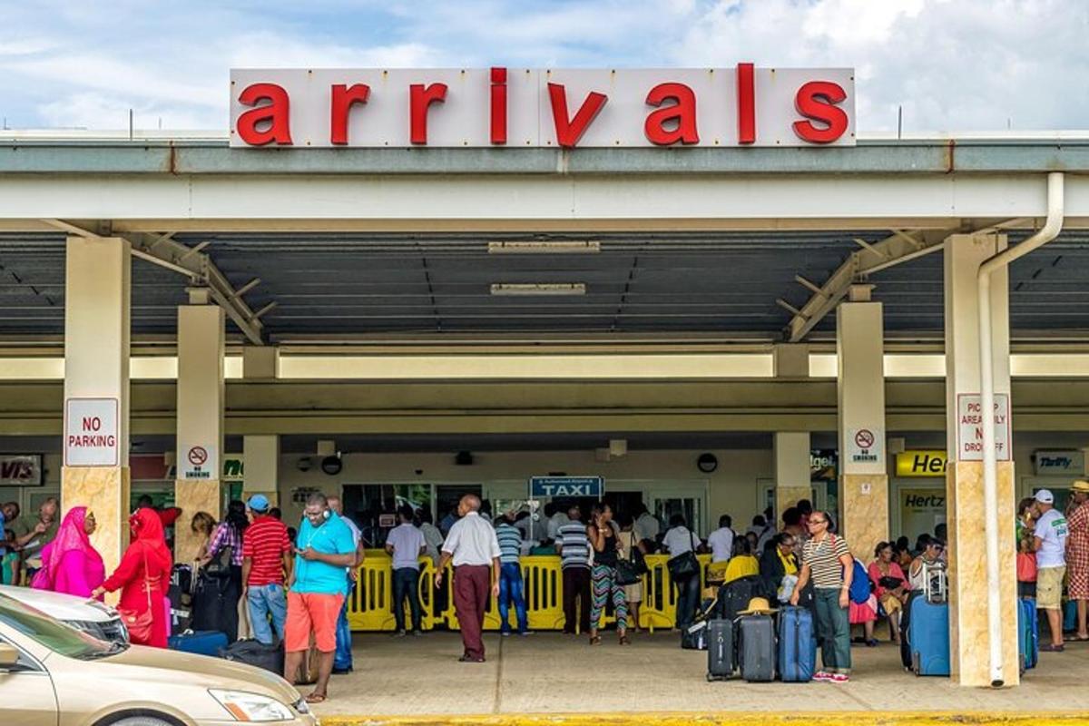 isang grupo ng mga tao na nakatayo sa labas ng isang airport