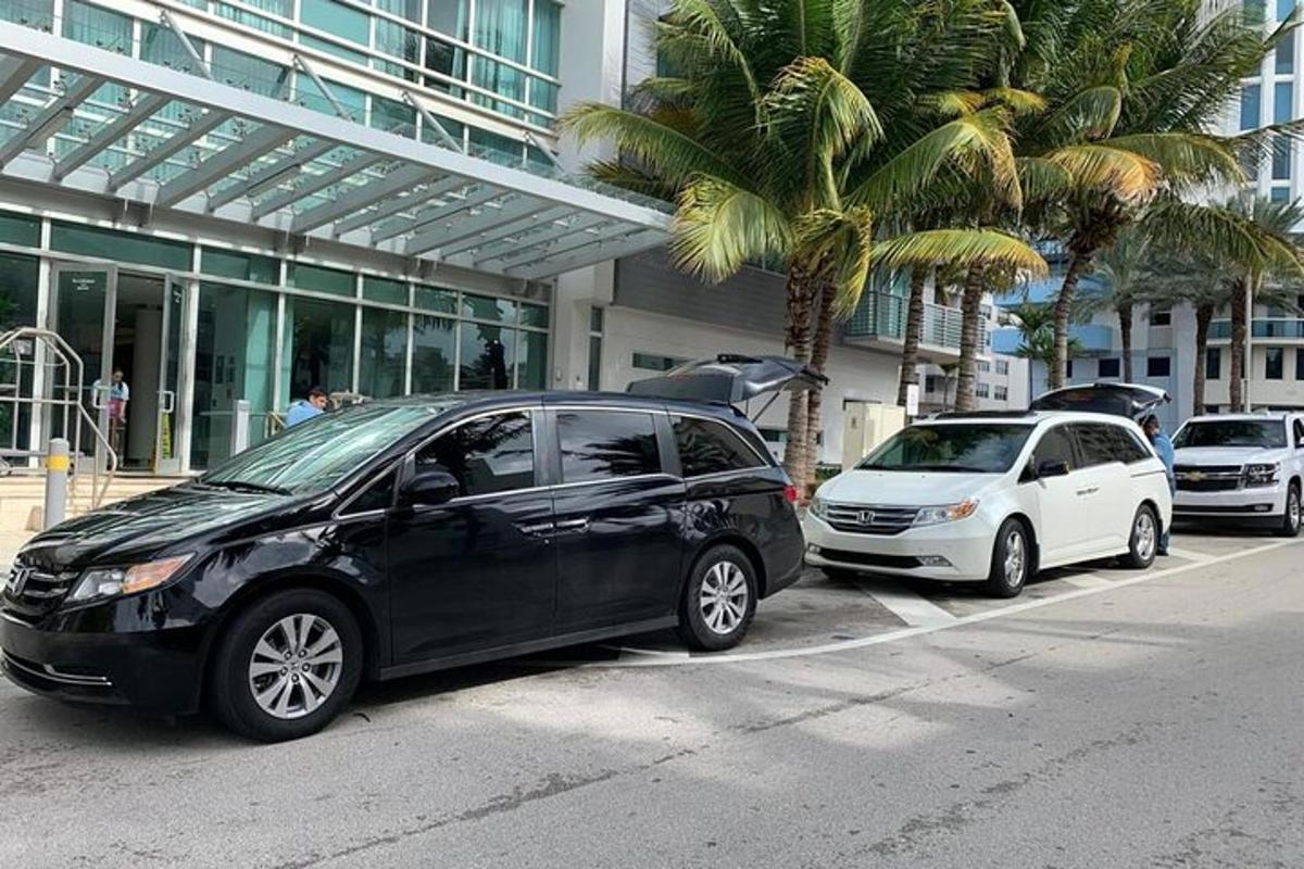 kaks autot pargitud hoone ees asuvale parklale