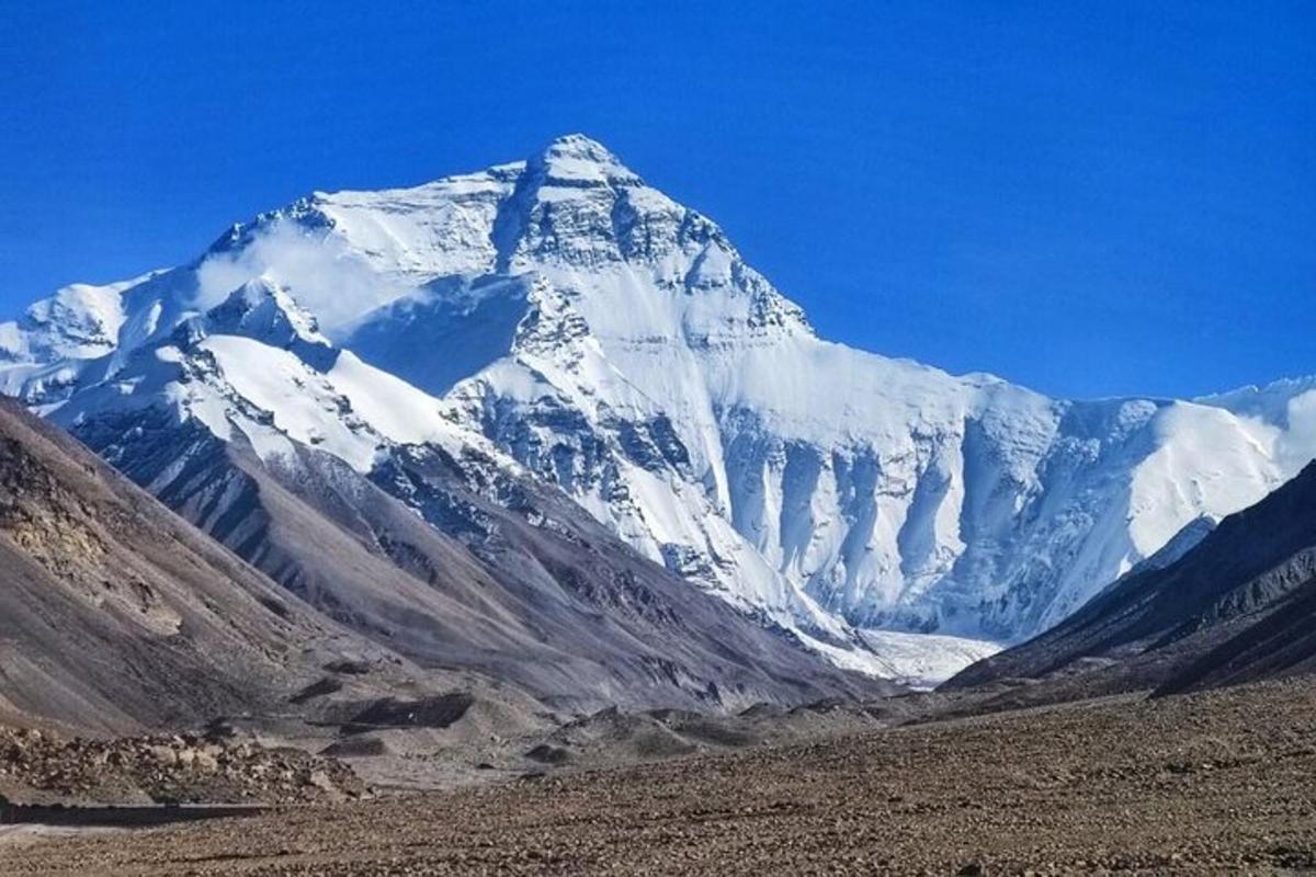 snæviþakið fjall í miðjum dal