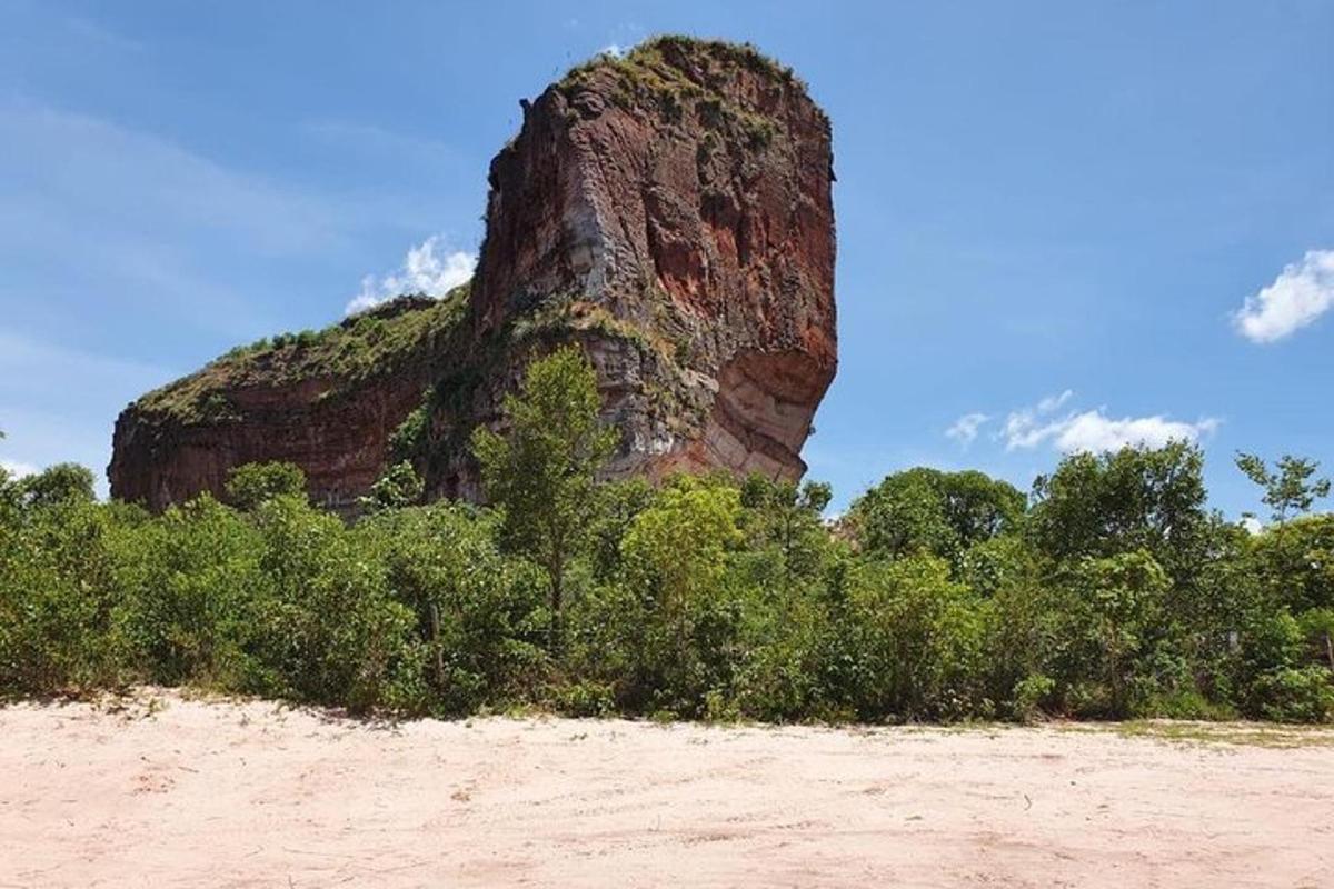 Una gran roca situada encima de una playa.