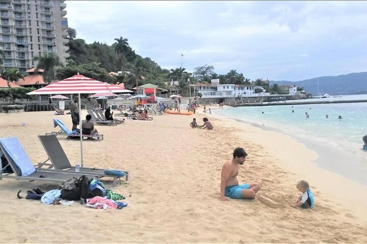 en kvinne og et barn som sitter på en strand