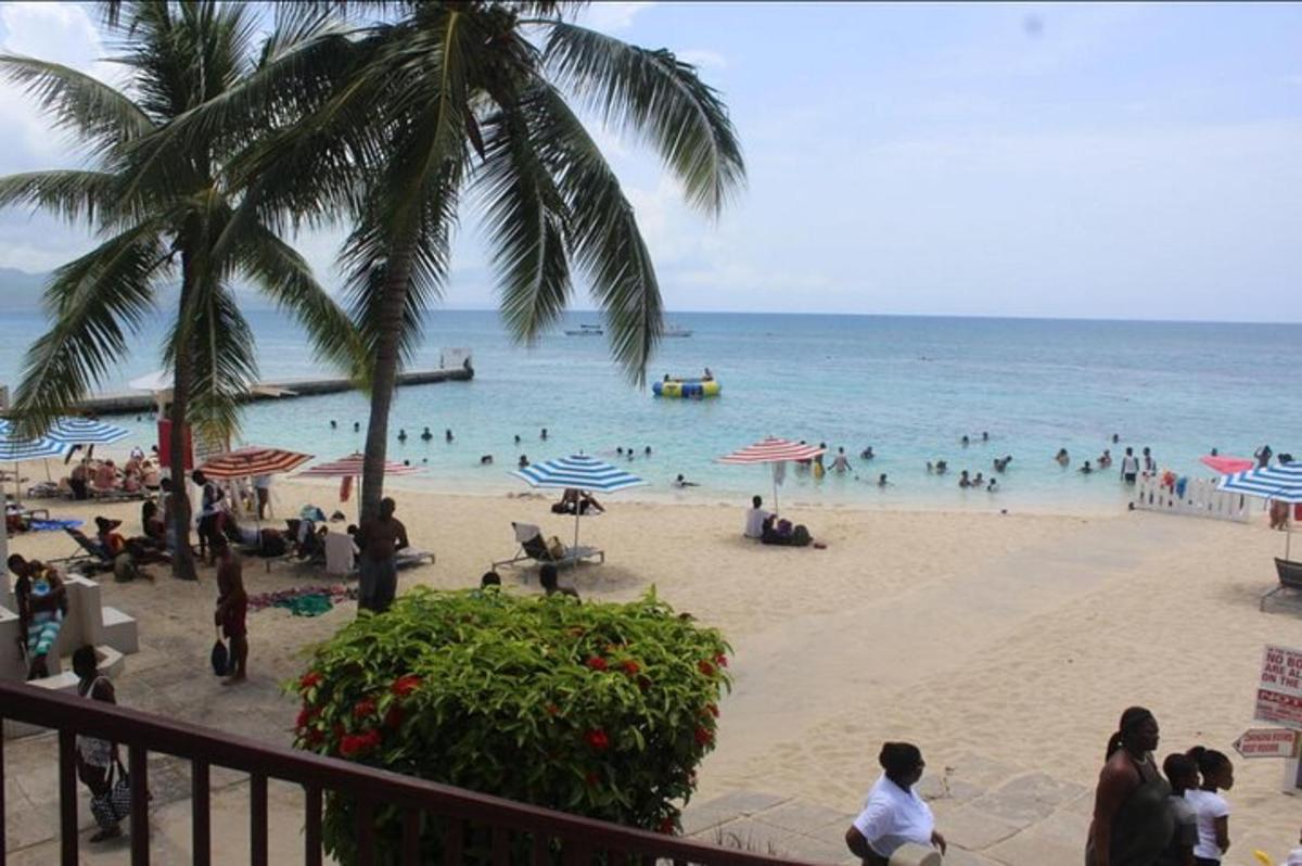 pantai dengan sekumpulan orang di dalam air