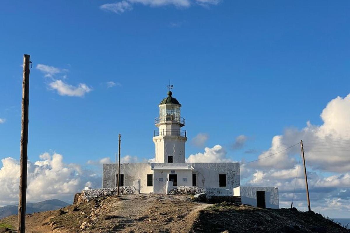 un faro in cima a una collina