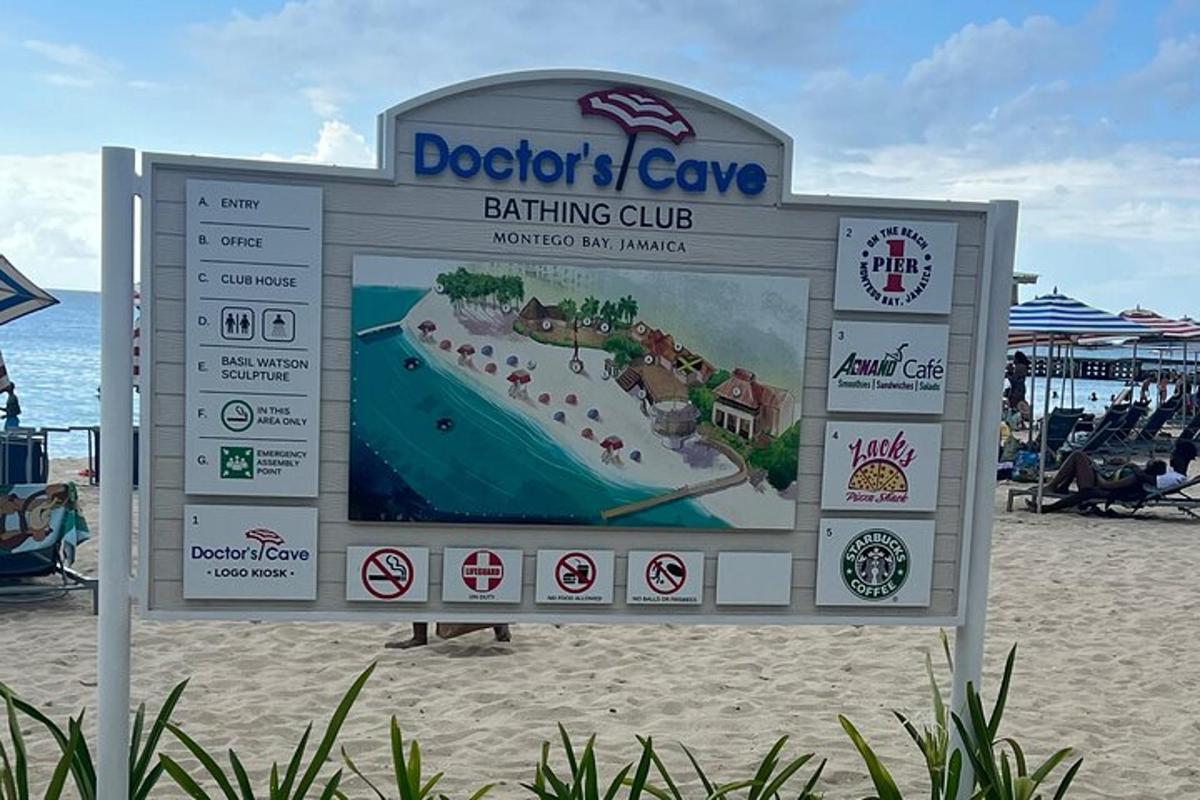 papan tanda di pantai sebelah pantai
