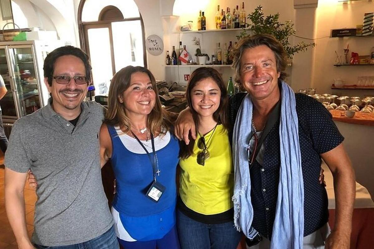 Un grupo de tres personas posando para una fotografía