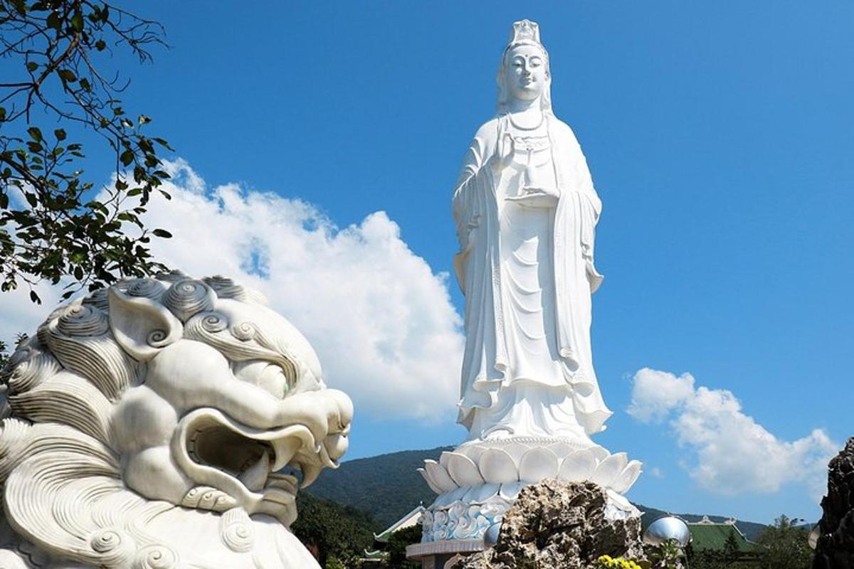 patung putih besar dengan naga di sebelahnya
