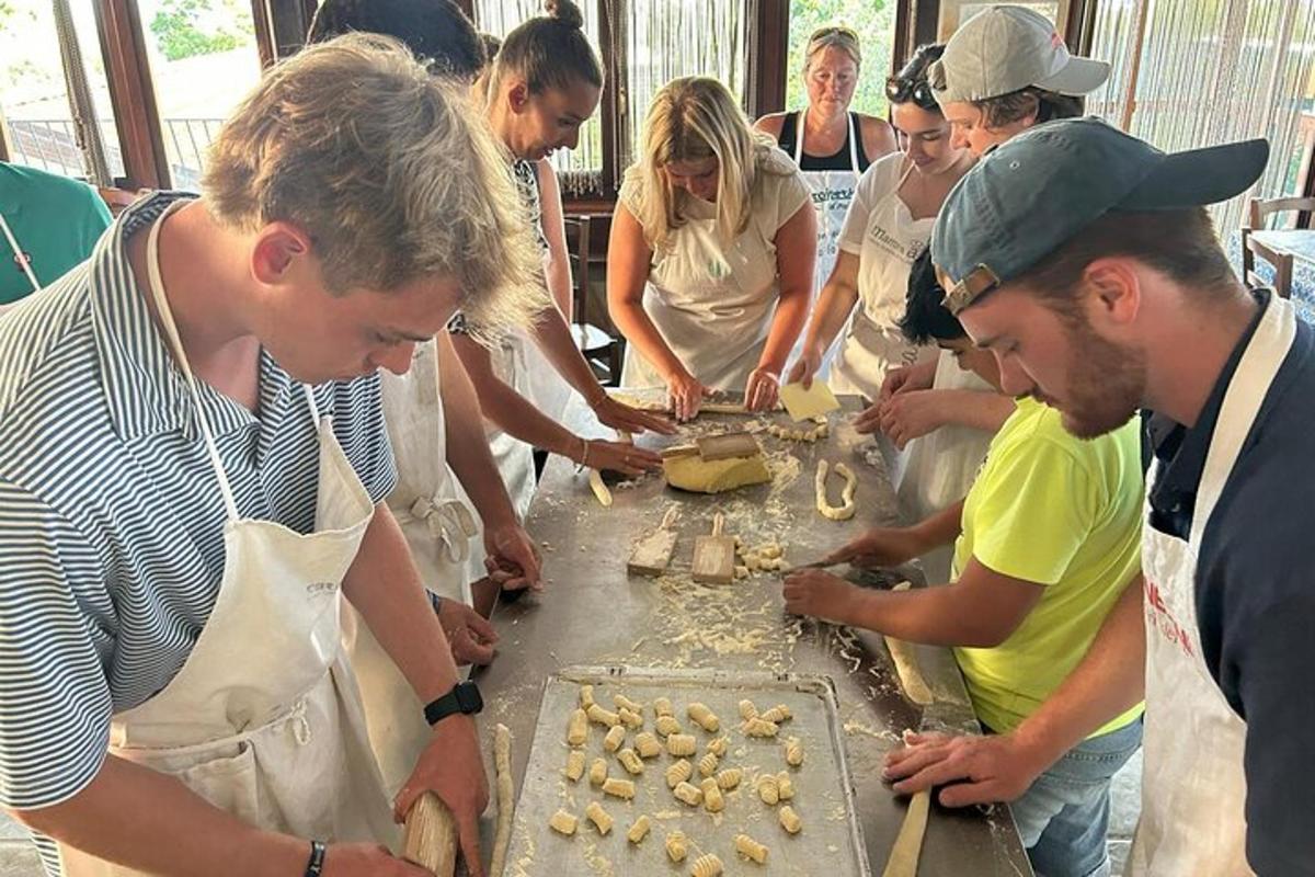 skupina lidí v kuchyni připravujících jídlo