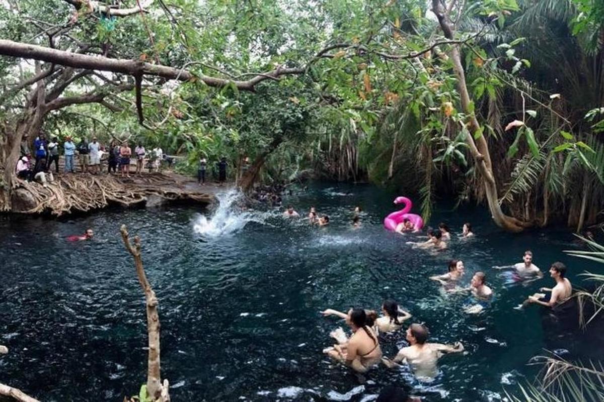 um grupo de pessoas nadando em um rio