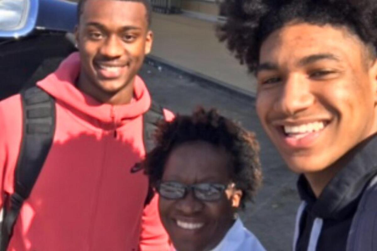 隣り合って立っている3人の男性のグループ