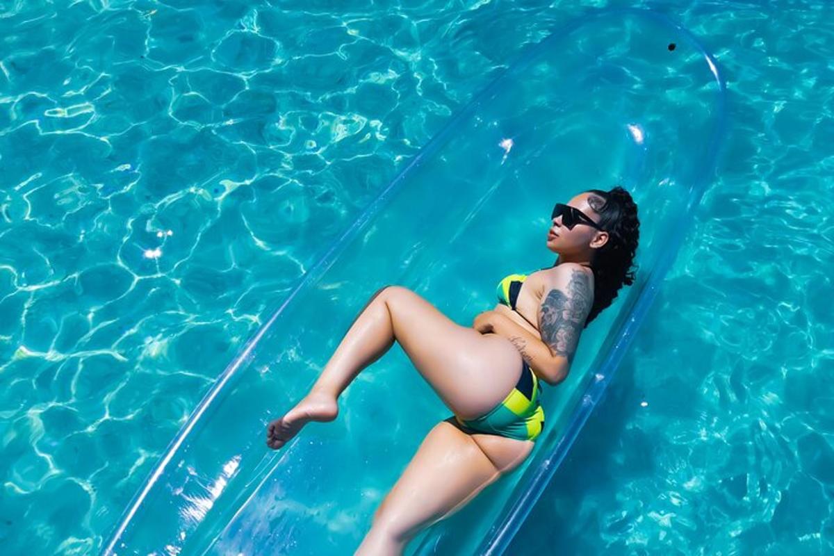 una dona està estirada sobre un trampolí en una piscina