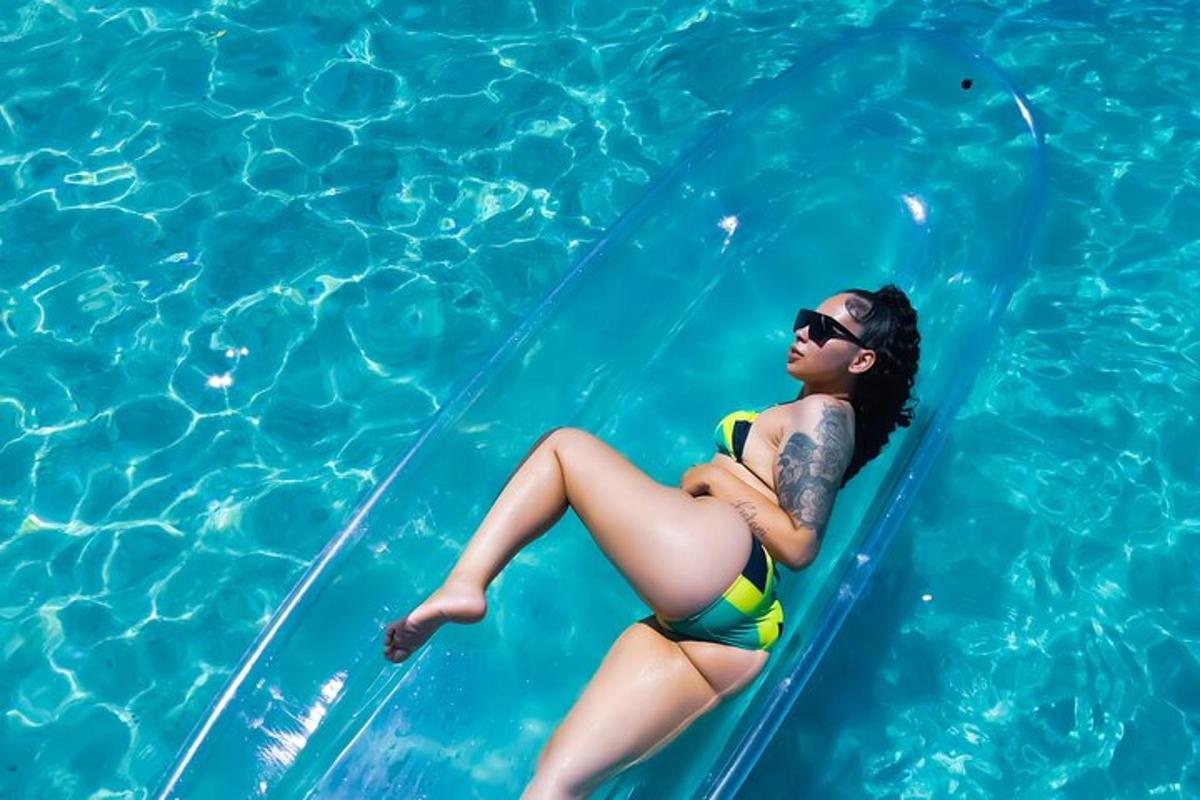 una dona amb bikini asseguda en una bassa en una piscina